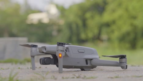 Langsames-Herauszoomen-Einer-Gelandeten-Drohne