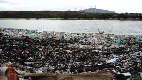 Haufen-Abfall-Und-Plastikmüll,-Der-Am-Strand-Von-Son-Hai,-Vietnam,-Angeschwemmt-Wurde