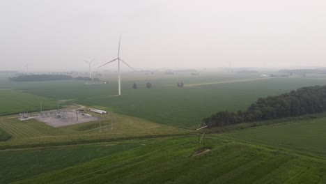 Windmühle-Im-DTE-Windpark-Während-Eines-Weißen-Bewölkten-Tages-In-Ithaca,-Gratiot-County,-Michigan