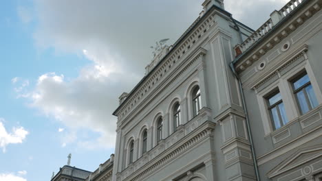Statue-Auf-Dem-Oginskis-Herrenhaus,-Während-Wolken-Langsam-Am-Himmel-Schweben,-Statische-Ansicht