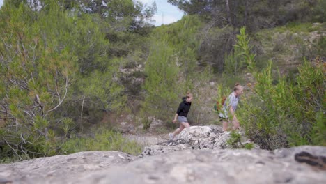 Zwei-Junge-Frauen-Wandern-In-Einem-Immergrünen-Bergwald,-Valencia,-Spanien