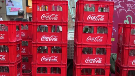 Coca-Cola-Glasflaschen-Der-Amerikanischen-Erfrischungsgetränkemarke-Werden-In-Hongkong-Zur-Lieferung-Gesehen