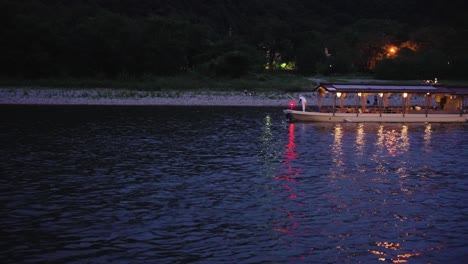 Barco-De-Observación-De-Pesca-De-Cormoranes-Viaja-Por-El-Río-Nagara,-Gifu-En-El-Crepúsculo