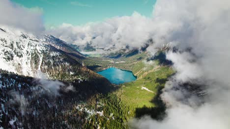 Lago-De-Montaña-Turquesa-Con-Nubes-Crecientes
