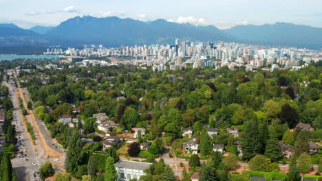 Dichtes-Laub-Und-Häuser-Im-Arbutus-Ridge-Mit-Vancouver-Stadtbild-Und-Kitsilano-Beach-Im-Hintergrund