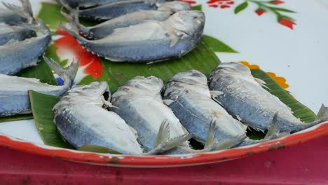 Frische-Makrelen-Aus-Dem-Thailändischen-Meer-Werden-Auf-Dem-Tablett-Auf-Dem-Lokalen-Fischmarkt-In-Thailand-Angezeigt