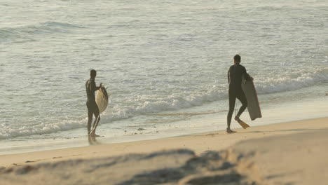 Surfer-Befestigen-Die-Surfbrettleine-An-Ihrem-Bein,-Bevor-Sie-Im-Meer-Surfen---Surfen-Im-Praia-Do-Hospital