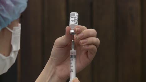 Krankenschwester-Füllt-In-Einer-Klinik-Eine-Spritze-Mit-Dem-Covid-Impfstoff