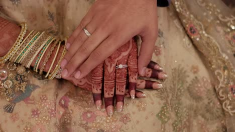 Indisches-Hochzeitsritual---Braut-Und-Bräutigam-Halten-Sich-An-Der-Hand