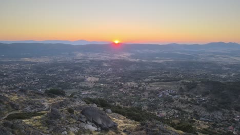 Leuchtend-Gelbe-Sonne-Am-Horizont-Bei-Sonnenaufgang-Vom-Schloss-Monsanto,-Portugal
