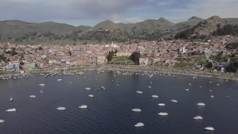Tourism-boats-moored-in-Copacabana-harbour-in-Lake-Titicaca,-Bolivia