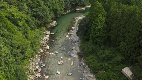 Volando-A-Lo-Largo-Del-Río-Itadori-En-Gifu,-Belleza-Escénica-Natural-De-Japón