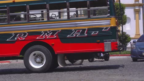 Autobús-De-Pollo-En-La-Calle-Latinoamericana