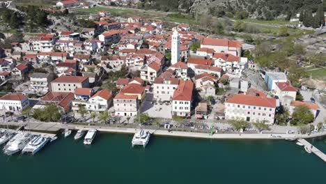 Skradin-Stadtpanorama-Von-Oben-Mit-Blick-Auf-Den-Fluss-Krka-Und-Den-Yachthafen