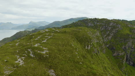 Moosbedeckte-Klippen-Im-Dorf-Maaloy-An-Einem-Bewölkten-Tag-Im-Kreis-Vestland,-Norwegen