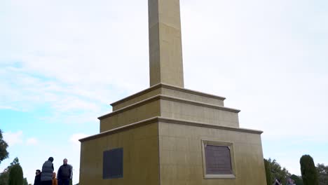 Das-Mount-Macedon-Memorial-Cross-Ist-Ein-Denkmalgeschütztes-Kriegsdenkmal-In-Victoria-Australia-Mit-Dynamischen-Wolken,-Die-Sich-Schnell-Im-Hintergrund-Bewegen