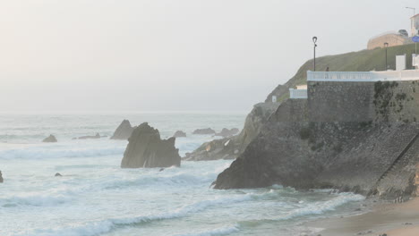 Große-Wellen-Krachen-Am-Frühen-Morgen-Auf-Felsen-Am-Strand-Von-Sao-Pedro-De-Moel-In-Leiria,-Portugal