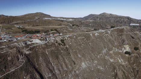 Pequeño-Pueblo-Al-Lado-Del-Lago-Quilotoa-Que-En-Realidad-Es-Un-Volcán