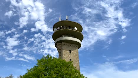 Torre-Longinus---Torre-De-Observación-Bajo-Un-Cielo-Azul-En-Nottuln,-Alemania