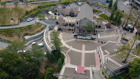 Aerial-view-around-the-empty-concert-bowl,-in-Mountain-Winery,-in-California---high-angle,-circling,-drone-shot