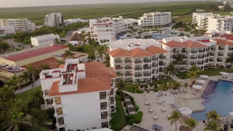 Luftaufnahmen---Hotel,-Schwimmbad-Und-Strand-In-Cancun,-Mexiko,-Spinning-Shot