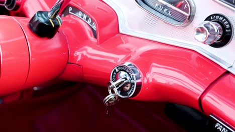 Autoschlüssel-Baumelt-Aus-Der-Zündung-Eines-Chevrolet-Impala-Von-1958