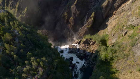 Vista-Revuelta-Del-Estómago-Sobre-El-Borde-De-Las-Cataratas-Voringsfossen,-Noruega,-Drone