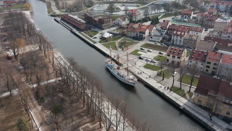 Luftaufnahme:-Barkentine-Segelschiff-Meridianas-Im-Dane-River-In-Klaipeda