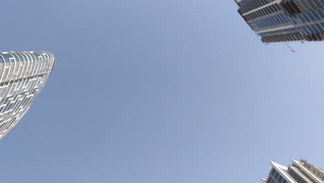 Ein-Klarer-Blauer-Himmel-Mit-Nur-Den-Spitzen-Hoher-Gebäude-In-Dubai-Marina