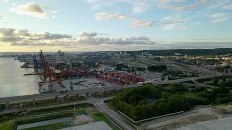 Frachtterminal-Im-Hafen-Von-Gdynia