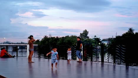 Kleinkinder-Und-Ihre-Beobachter-Genießen-Einen-Spaziergang-Bei-Sonnenuntergang-An-Einem-Abschnitt-Der-Uferpromenade-Der-Stadt-Iloilo