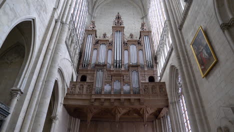 órgano-De-Tubos-En-La-Catedral-De-Saint-Julian-De-Le-Mans-En-Francia