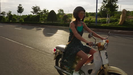 Junge-Kaukasische-Frau-Mit-Langen-Blonden-Haaren-Fährt-Vorsichtig-Mit-Einem-Moped-Im-Vintage-Stil-Durch-Die-Verlassenen-Straßen-Vietnams