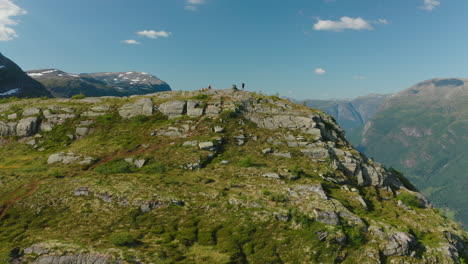 Tourists-At-The-Clifftop-Of-Olden-Village-Overlooking-The-Oldeelva-River-In-Vestland-County,-Norway