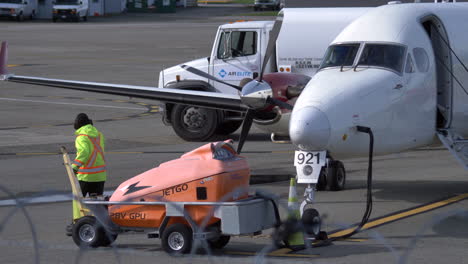 Bodenstromversorgungseinheit-Für-Flugzeuge,-Verbunden-Mit-Einem-Flugzeug-Am-Vancouver-International-Airport-In-Richmond,-BC,-Kanada