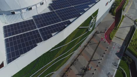 Sonnenkollektoren-Eines-Modernen-Einkaufszentrums,-Drohne,-Morgen,-Costa-Rica,-Einkaufszentrum-Oxigeno