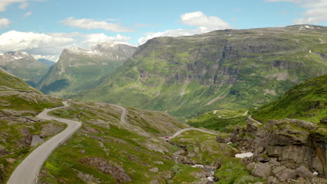 Panorama-Del-Camino-Sinuoso-Por-La-Montaña-De-Eidsdal-A-Geiranger-En-Noruega