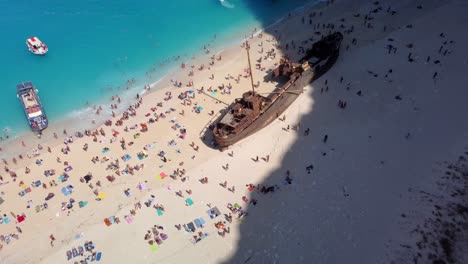 Vista-Aérea-De-Drones-De-La-Playa-Navagio-En-La-Costa-Del-Mar-Jónico-De-Zakynthos,-Grecia