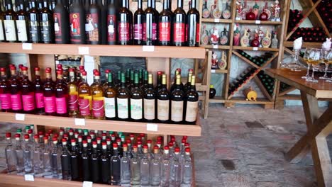 Fila-De-Botellas-De-Vino-Locales-En-Los-Estantes-De-Las-Tiendas-De-Bodegas