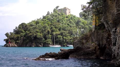 Küste-Von-Portofino,-Italien,-Mit-Vor-Anker-Liegenden-Segelbooten-Und-Burgruinen