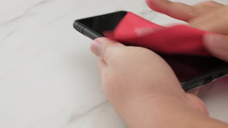 Personas-Limpiando-Y-Desinfectando-Teléfonos-Inteligentes-Móviles