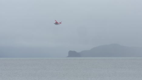 Hidroavión-Volando-Sobre-El-Fiordo-En-Alaska-En-Una-Mañana-Nublada