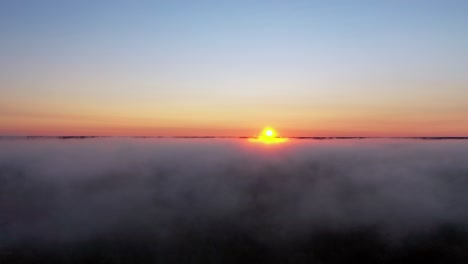 Sonnenaufgang-Mit-Sonne,-Die-Entlang-Der-Wolken-Läuft.