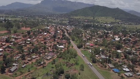 El-Tráfico-De-La-Autopista-Africana-Entra-En-La-Ciudad-De-Malawi-Cerca-De-Las-Montañas-Nubladas