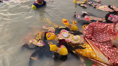 Untertauchen-Des-Durga-Idols-Am-Tag-Von-Bijoya-Dosomi-Durch-Einen-Unbekannten-Jugendlichen-Im-Fluss-Ganges