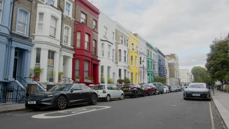 Hermosa-Toma-De-Una-Calle-Pintoresca-En-Notting-Hill-Con-Casas-Coloridas,-Reino-Unido