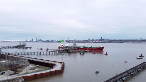 Silver-Rotterdam-Oil-Petrochemical-Shipping-Tanker-Cargando-En-La-Terminal-Tranmere-Liverpool-Vista-Aérea