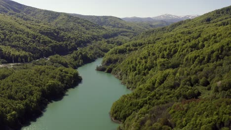 Luftüberführung,-Langsame-Neigung-Nach-Unten-über-Dem-See,-Der-Durch-Den-Maneciu-Staudamm,-Rumänien,-Gebildet-Wird