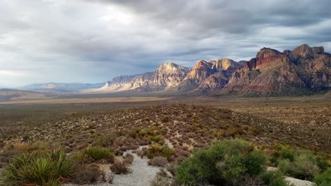 Blauer-Und-Grauer-Himmel-Mit-Panoramablick-Auf-Das-Red-Rock-National-Conservation-Area-In-Der-Nähe-Von-Las-Vegas,-Nevada