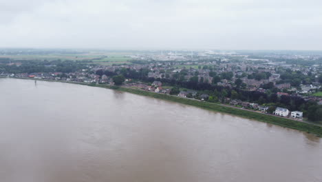 Río-Mosa-Inundado,-Frontera-Holandesa-Belga-Después-De-Antena-De-Lluvias-Torrenciales